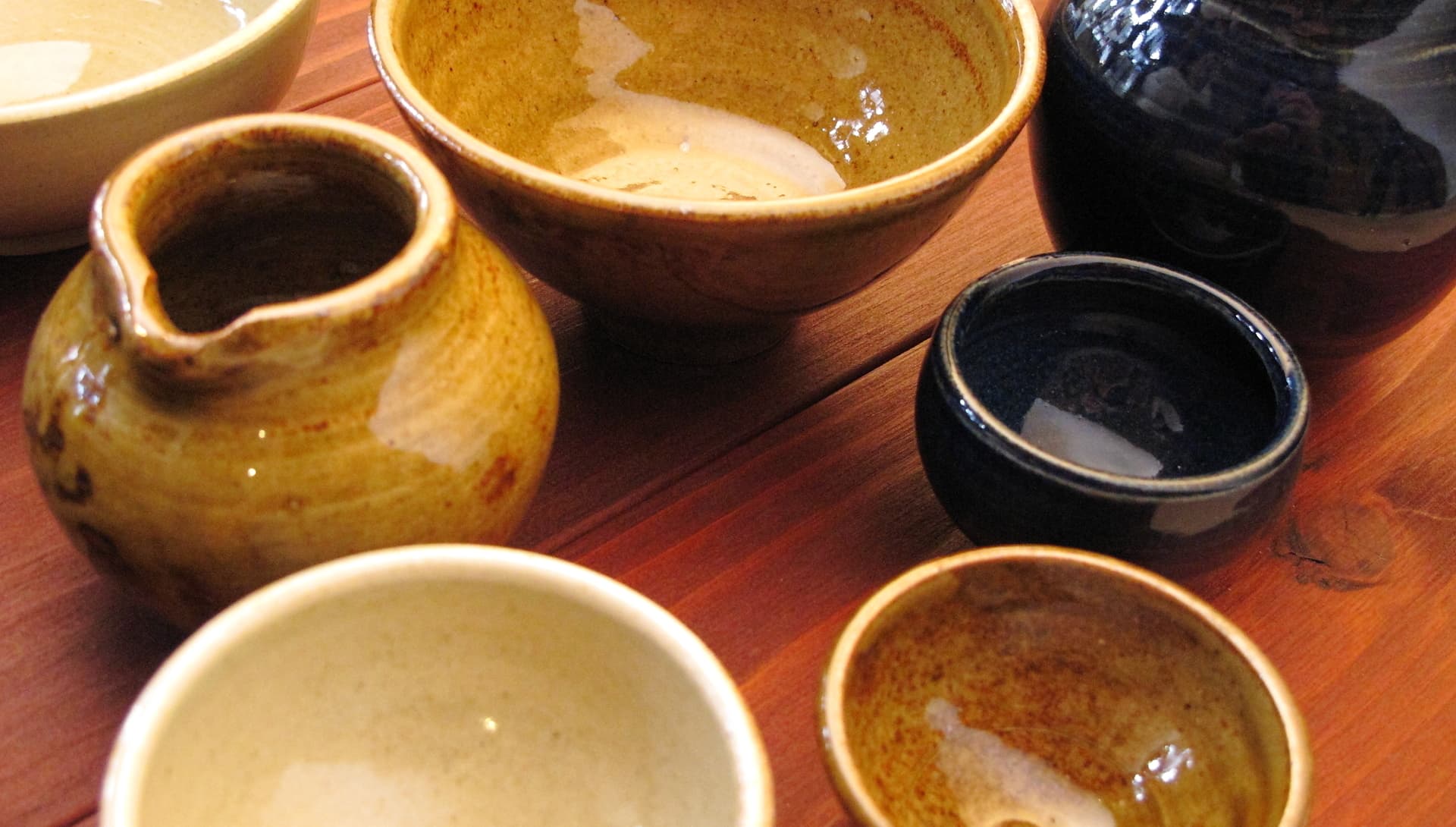 選べる粘土は2種類。選べる釉薬(色)は9種類。いろいろ選べるからオリジナルの作品作りが楽しめますよ!(画像は電動ロクロで作成した作品です)